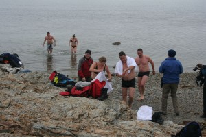 IMG_2512.JPG
Og s var det noen tffinger da som tok utfordringen og badet i 2 graders vann !