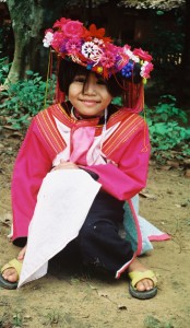Festkledd jente av Namu-folket